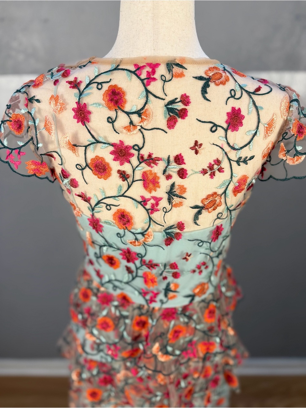 ML Monique Lhuillier Garden Party Embroidered Dress size 6 - Picture 3 of 10
